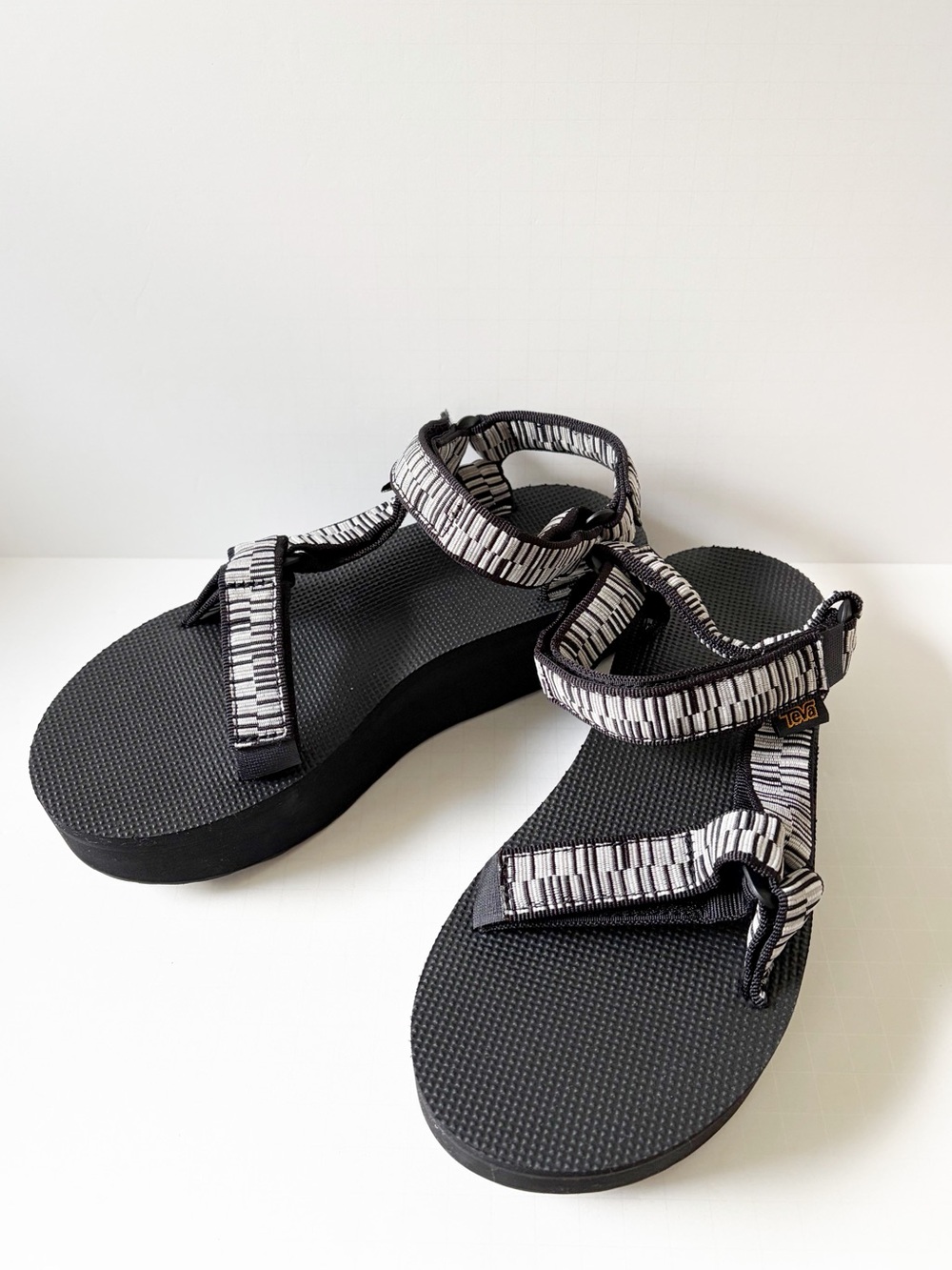 New Teva Women's Flatform Sandals Digit Black and White Size 8 Striped Straps